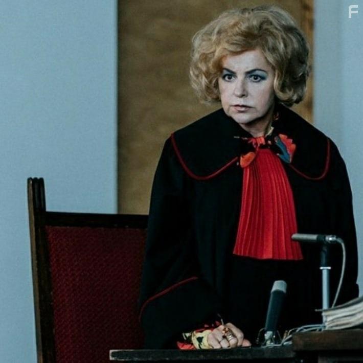 Aleksandra Konieczna in Leave No Traces (2021)