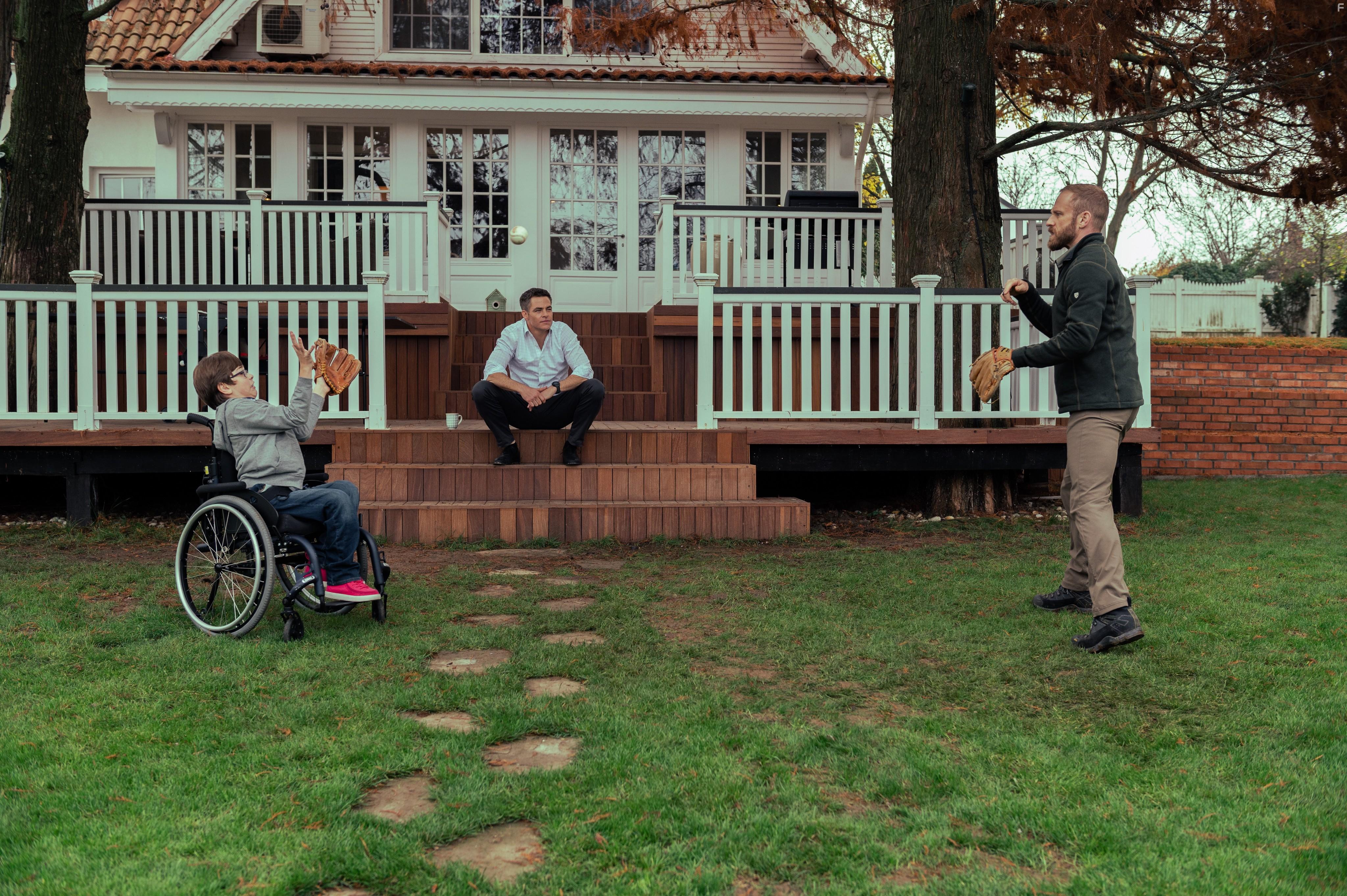 Ben Foster and Chris Pine in The Contractor (2022)