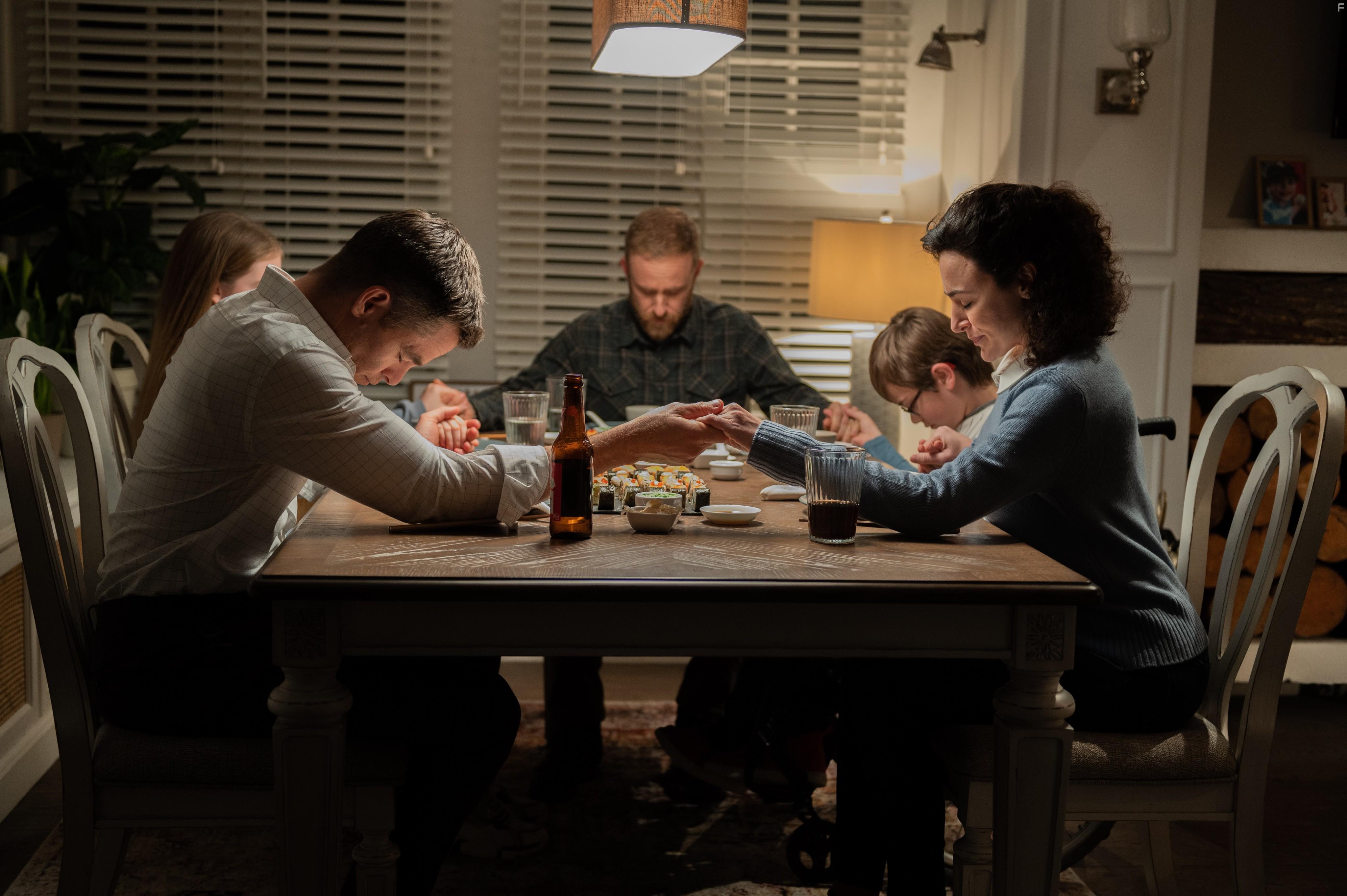 Ben Foster and Chris Pine in The Contractor (2022)