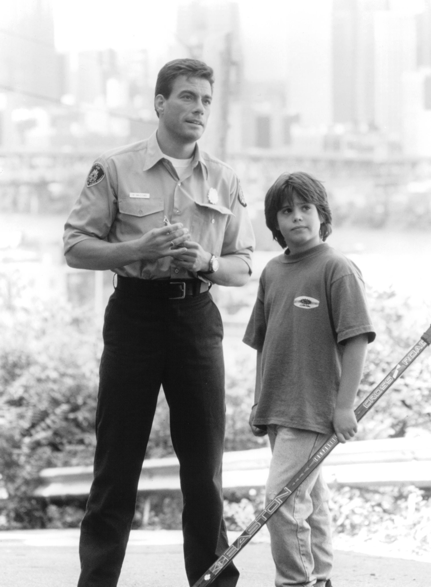 Jean-Claude Van Damme and Ross Malinger in Внeзапная смерть (1995)