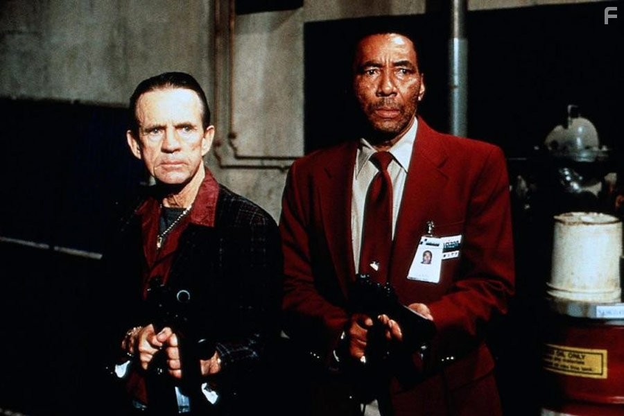 Jophery C. Brown and Fred Waugh in Внeзапная смерть (1995)