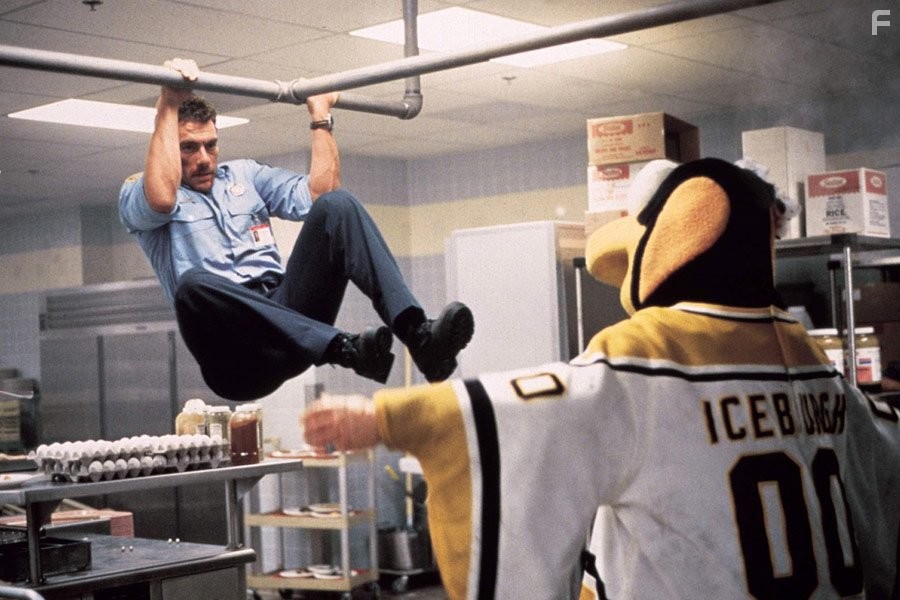 Jean-Claude Van Damme and Faith Minton in Внeзапная смерть (1995)