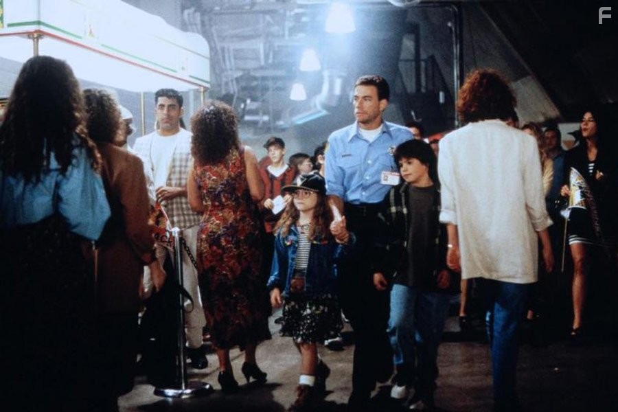 Jean-Claude Van Damme, Ross Malinger, and Whittni Wright in Внeзапная смерть (1995)