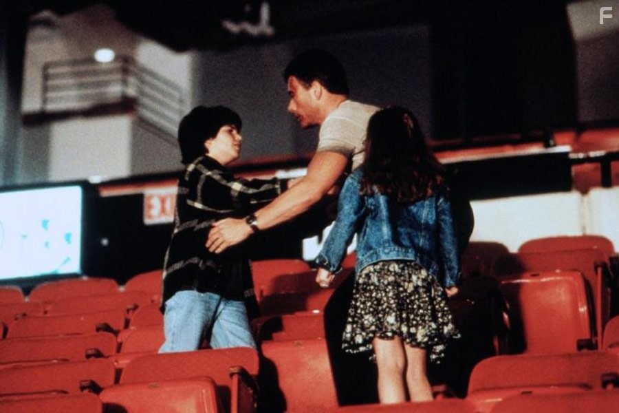 Jean-Claude Van Damme, Ross Malinger, and Whittni Wright in Внeзапная смерть (1995)