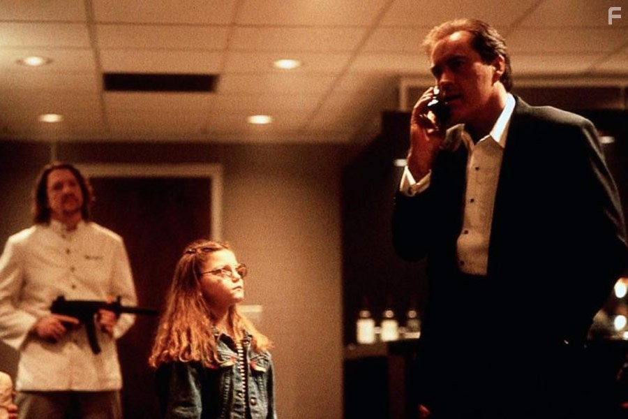 Powers Boothe and Whittni Wright in Внeзапная смерть (1995)