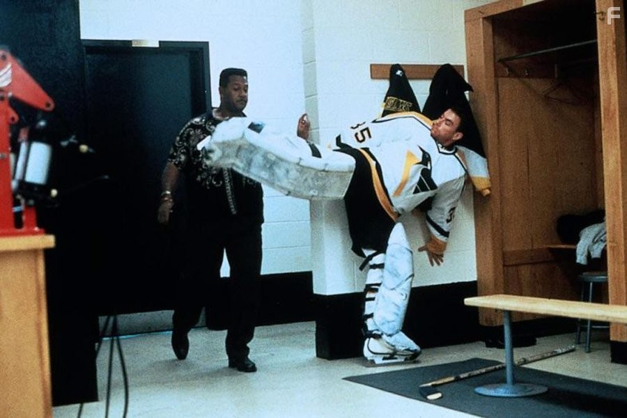 Jean-Claude Van Damme and Manny Perry in Внeзапная смерть (1995)