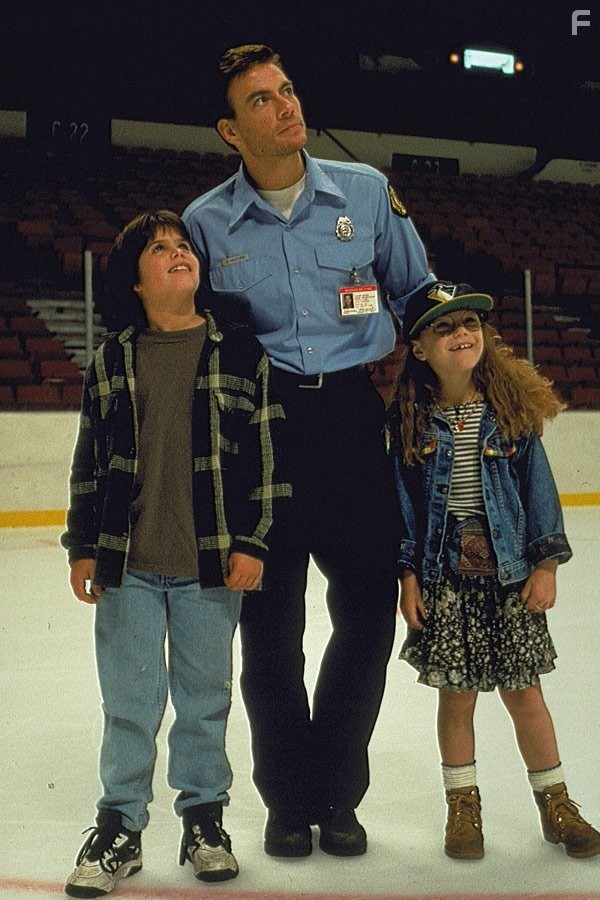 Jean-Claude Van Damme, Ross Malinger, and Whittni Wright in Внeзапная смерть (1995)