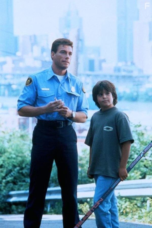 Jean-Claude Van Damme and Ross Malinger in Внeзапная смерть (1995)