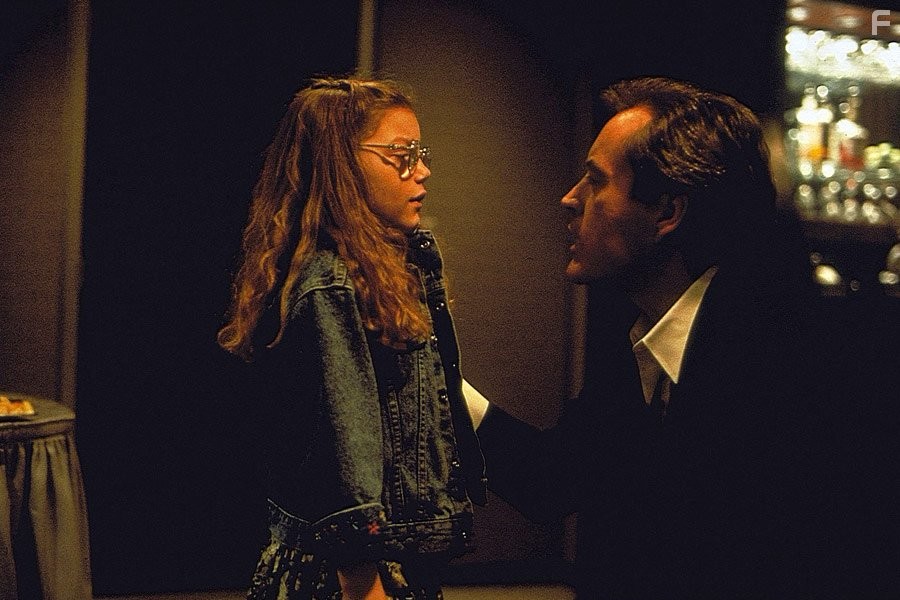 Powers Boothe and Whittni Wright in Внeзапная смерть (1995)