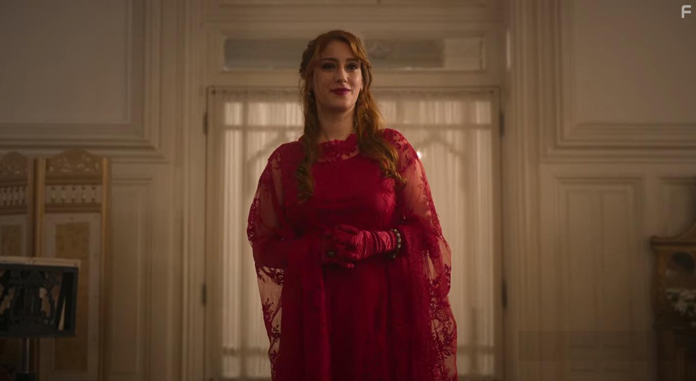 Hazal Kaya in Pera Palas'ta Gece Yarisi (2022)