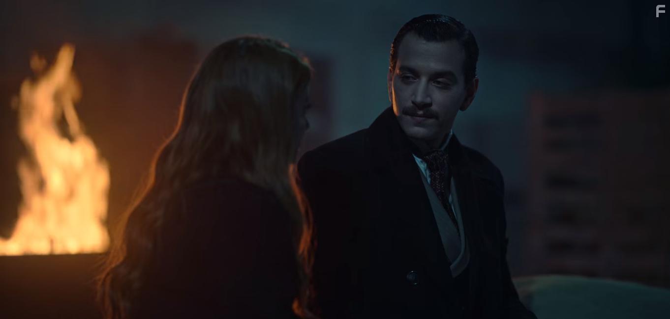 Hazal Kaya and Selahattin Pasali in Pera Palas'ta Gece Yarisi (2022)