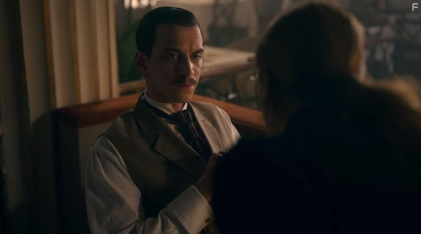 Selahattin Pasali in Pera Palas'ta Gece Yarisi (2022)