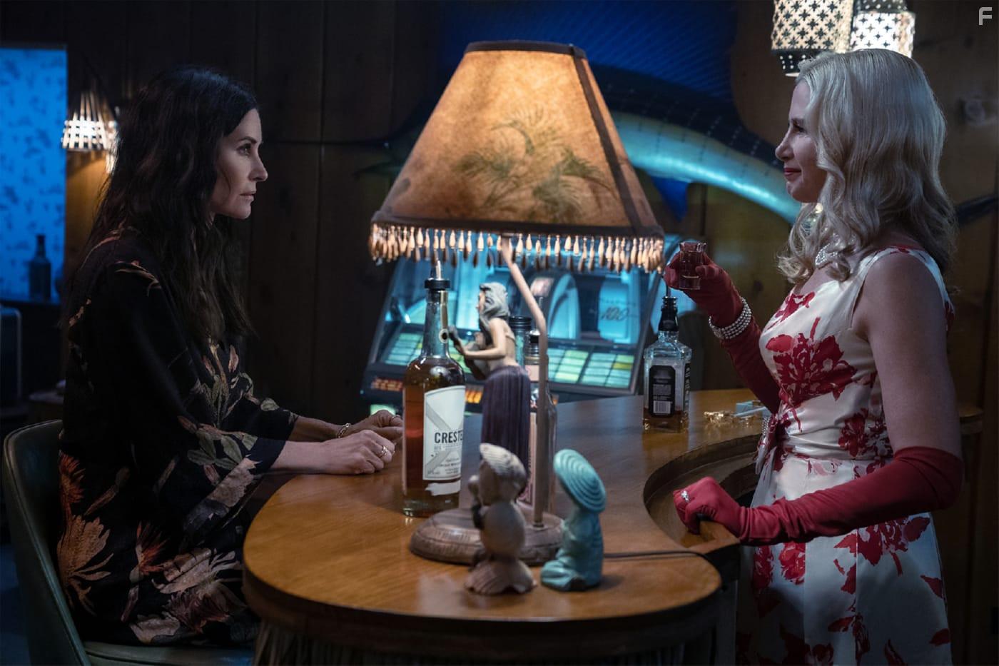 Mira Sorvino and Courteney Cox in Shining Vale: Chapter Three