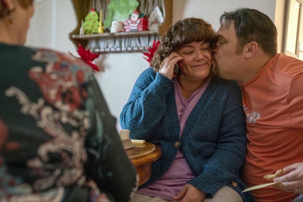 Glenn Fleshler and Katy Mixon in The Thing About Pam (2022)