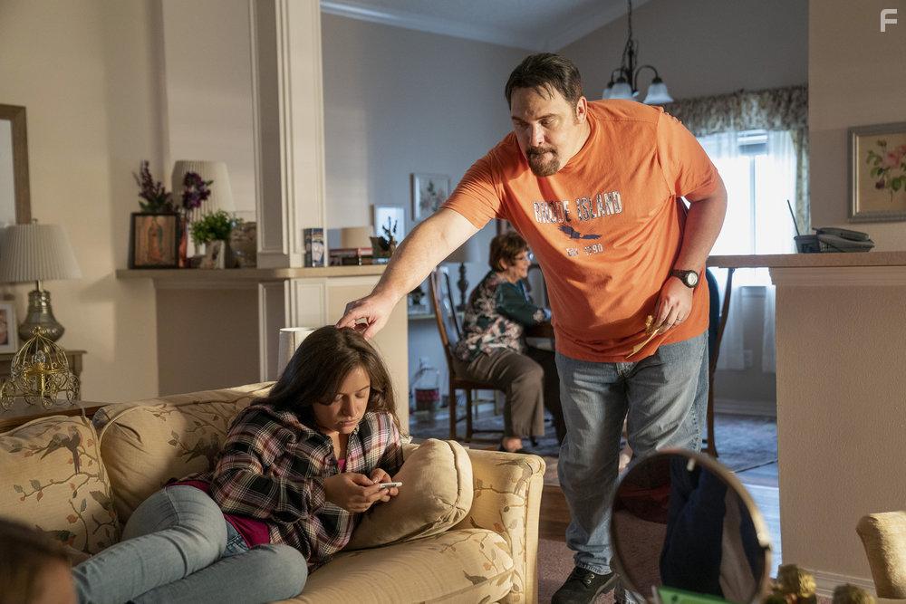 Glenn Fleshler, Suanne Spoke, Gideon Adlon, and Mariah Day in The Thing About Pam (2022)