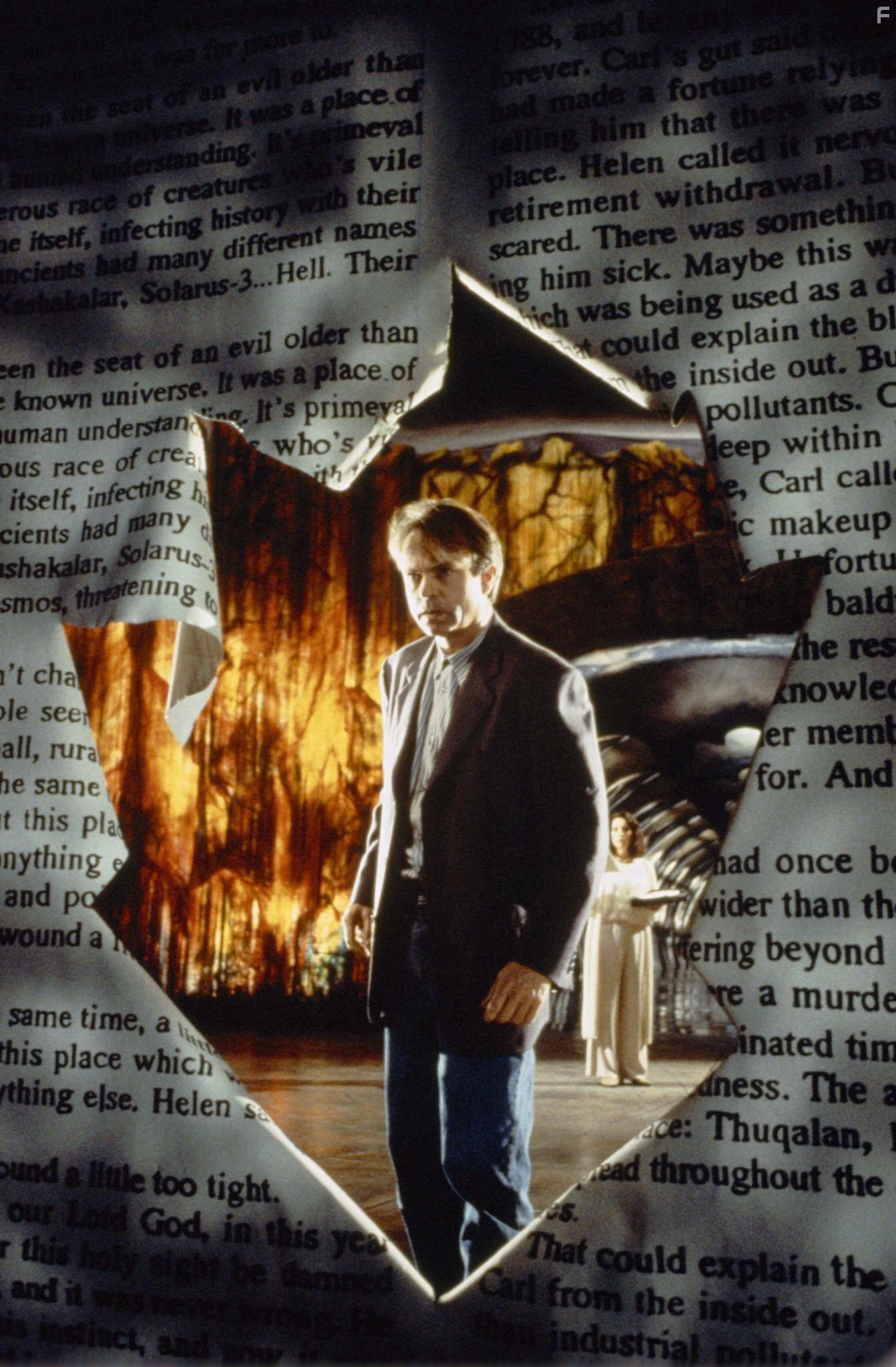 Sam Neill and Julie Carmen in В пасти безумия (1994)