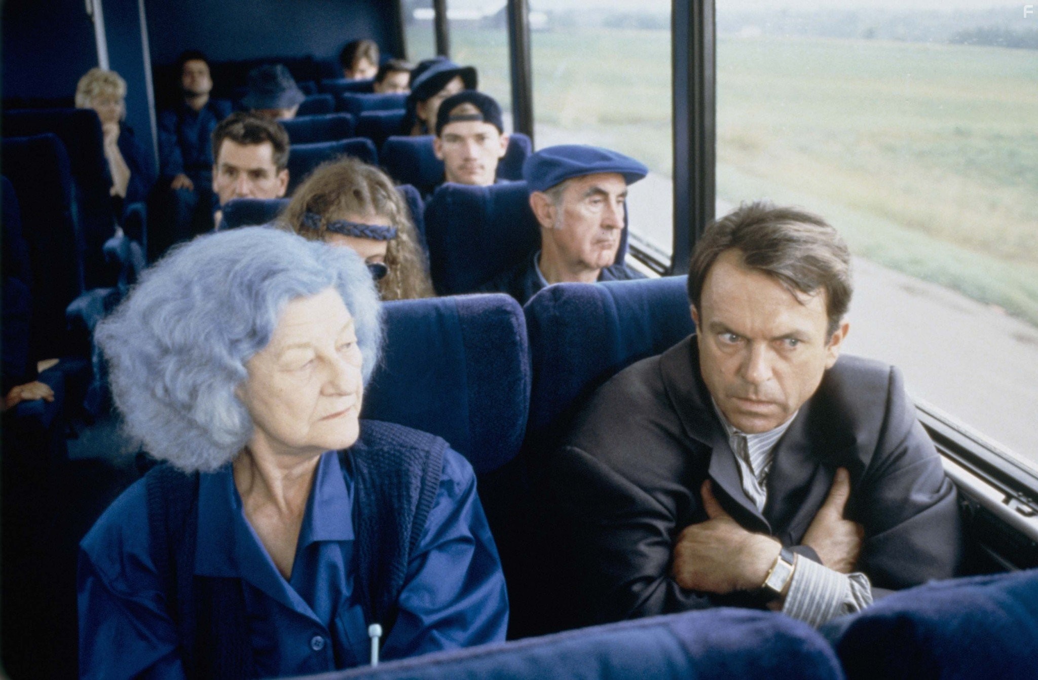 Sam Neill and Louise Beaven in В пасти безумия (1994)