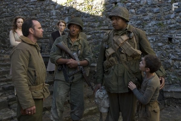 Laz Alonso, Walton Goggins, Omar Benson Miller, and Matteo Sciabordi in Чудо святой Анны (2008)