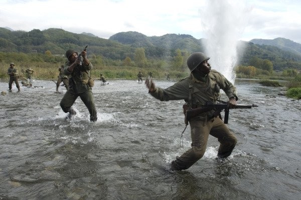 Laz Alonso and Derek Luke in Чудо святой Анны (2008)