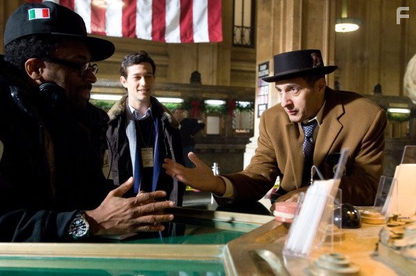 Spike Lee, John Turturro, and Joseph Gordon-Levitt in Чудо святой Анны (2008)