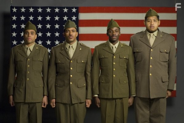 Laz Alonso, Omar Benson Miller, Michael Ealy, and Derek Luke in Чудо святой Анны (2008)