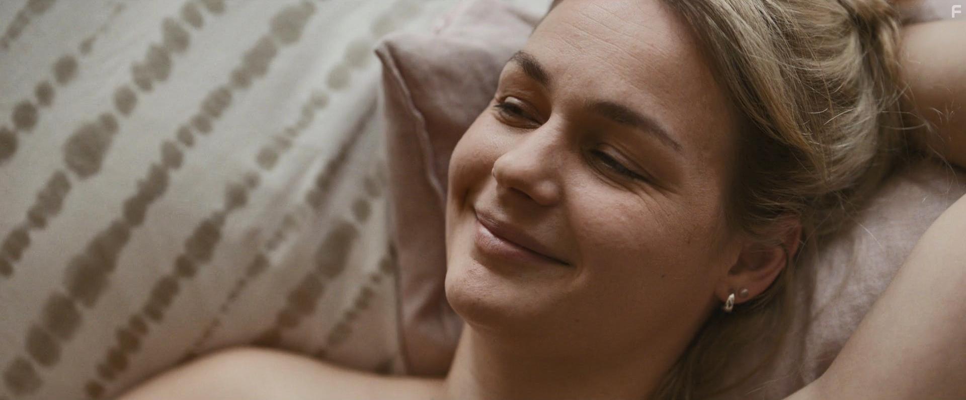 Luise Heyer in Generation Beziehungsunfhig (2021)