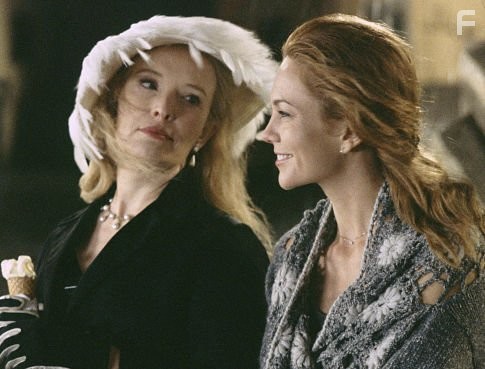 Diane Lane and Lindsay Duncan in Под солнцем Тосканы (2003)