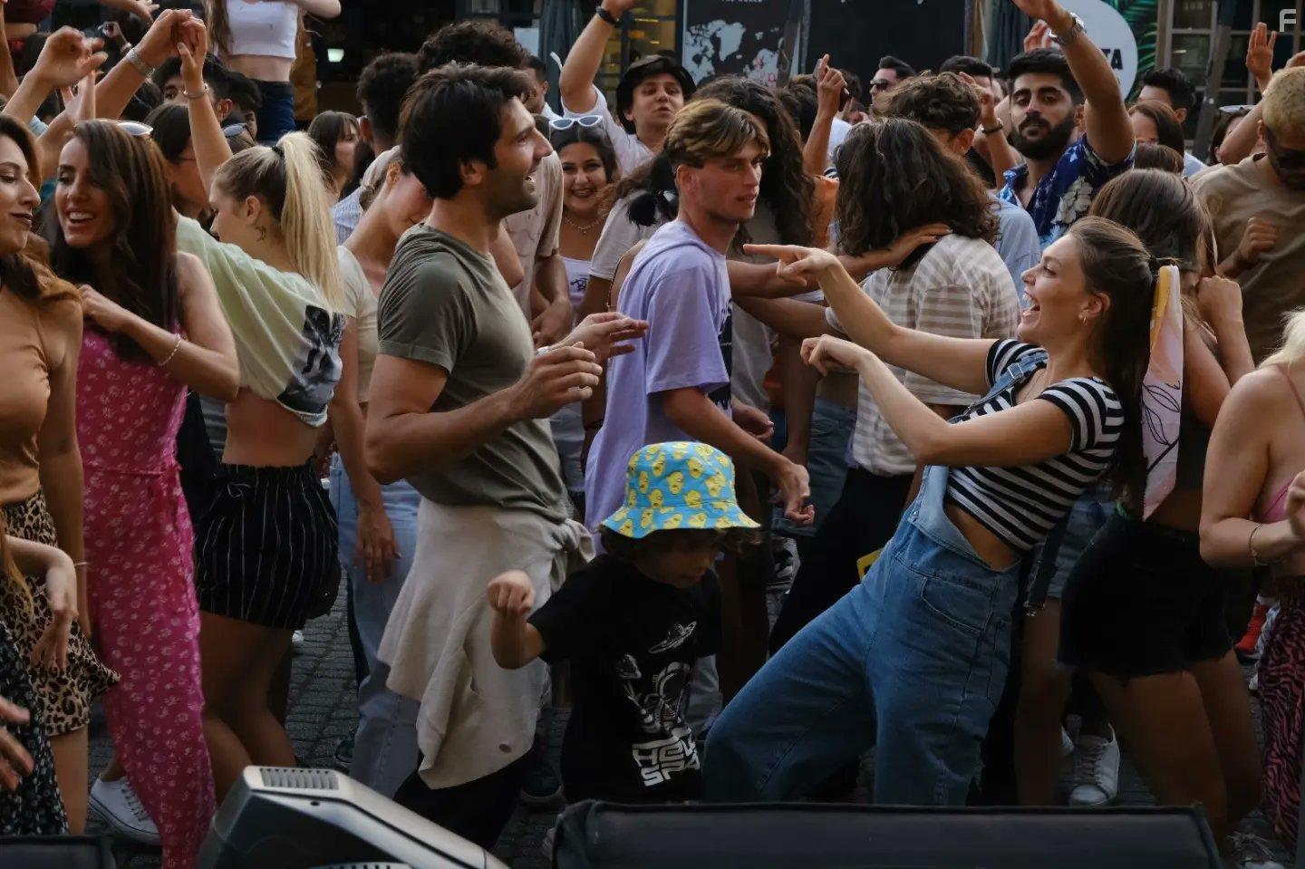 Kaan Urgancioglu, Mert Ege Ak, and Asli Enver in Sen Yasamaya Bak (2022)