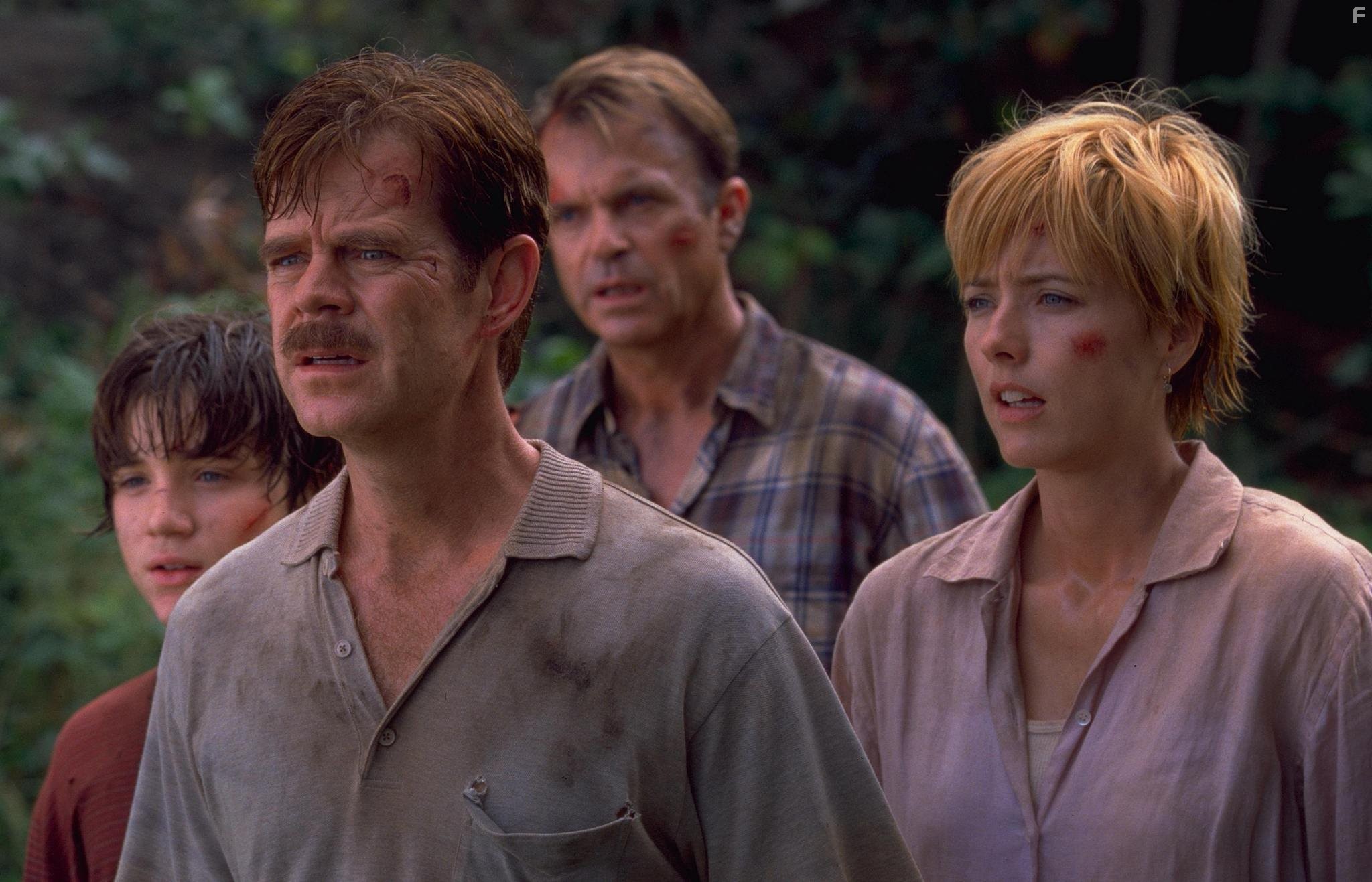 T?a Leoni, William H. Macy, and Sam Neill in Парк юрского периода III (2001)