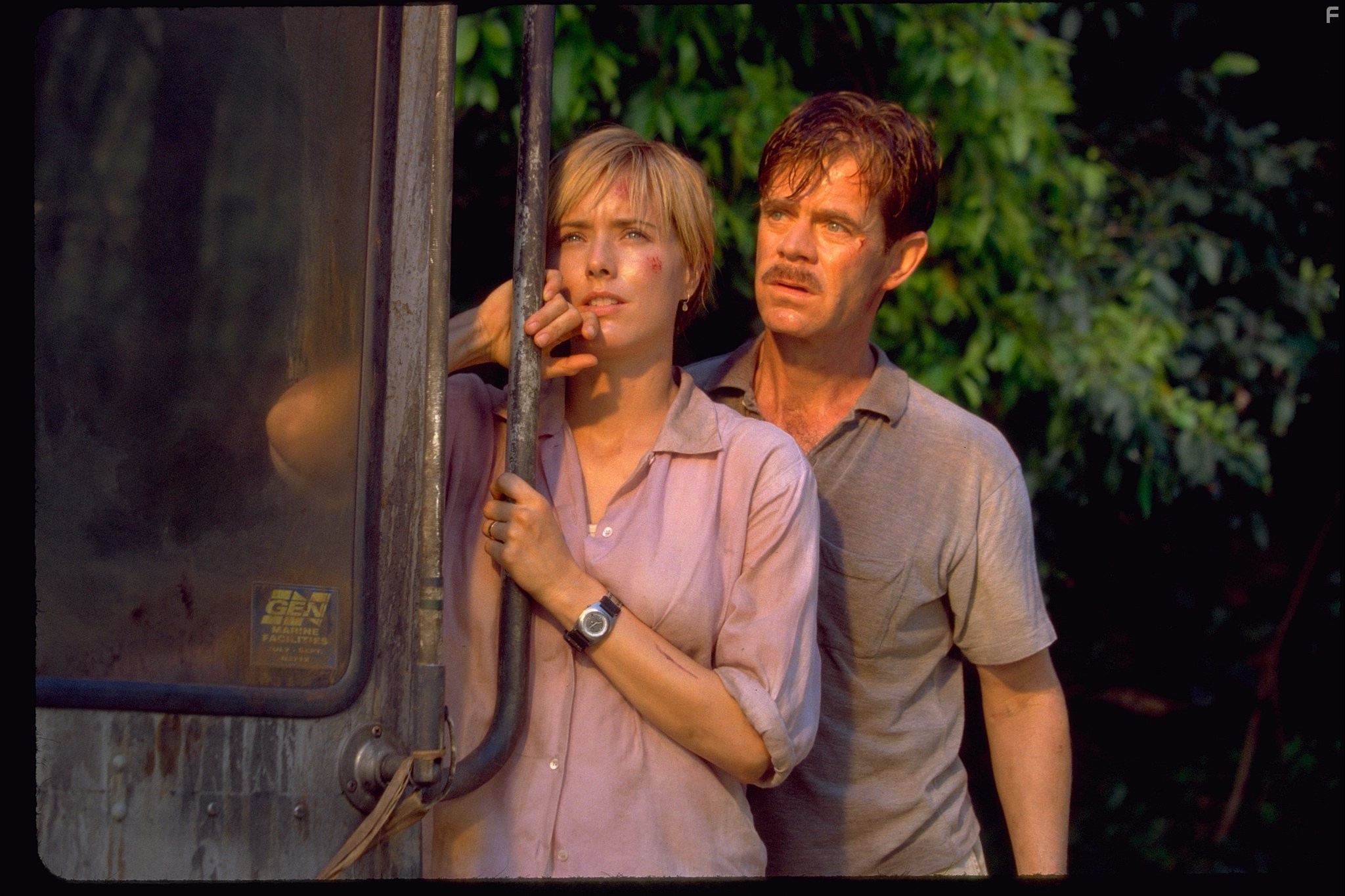 T?a Leoni and William H. Macy in Парк юрского периода III (2001)