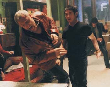 Jet Li and Max Ryan in Поцелуй дракона (2001)