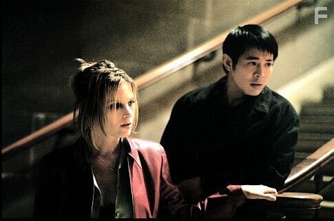 Bridget Fonda and Jet Li in Поцелуй дракона (2001)