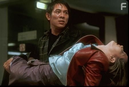 Bridget Fonda and Jet Li in Поцелуй дракона (2001)