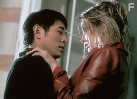 Bridget Fonda and Jet Li in Поцелуй дракона (2001)