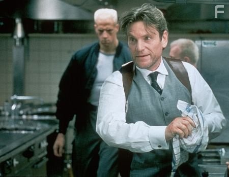 Tch?ky Karyo in Поцелуй дракона (2001)