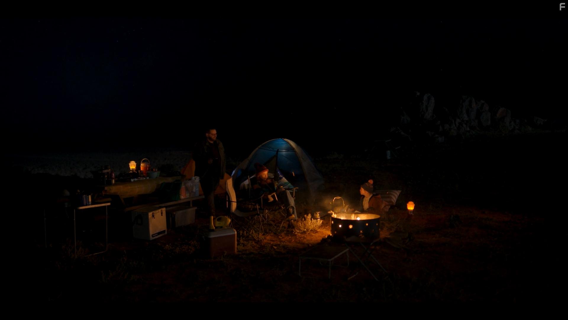 Isla Fisher, Josh Gad, and Ariel Donoghue in Wolf Like Me (2022)