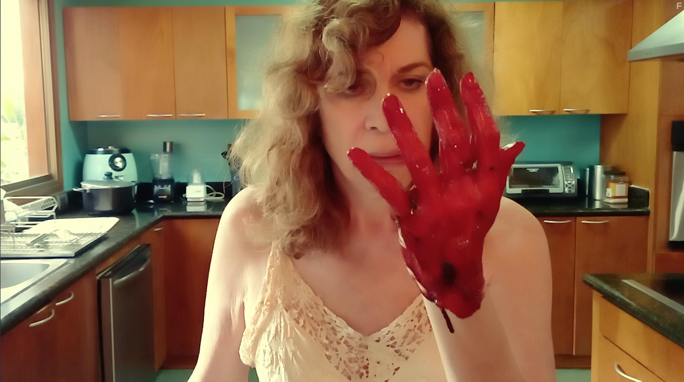 Luis Fernandez and Carlota Sosa in La voz humana (2021)