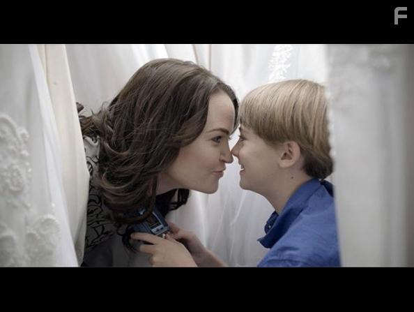 Sprague Grayden and Jackson Robert Scott in Gossamer Folds (2020)