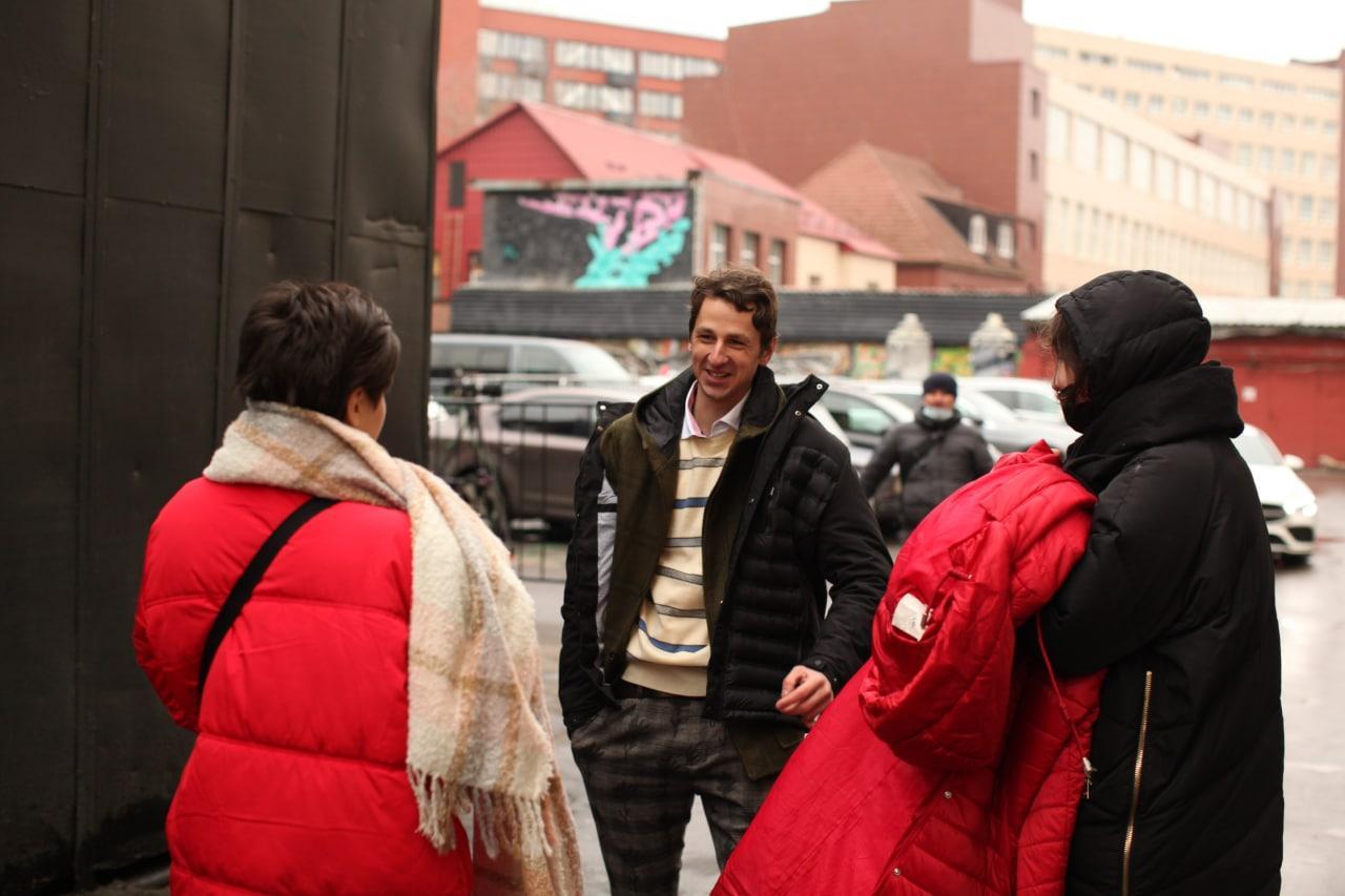 Одновременно