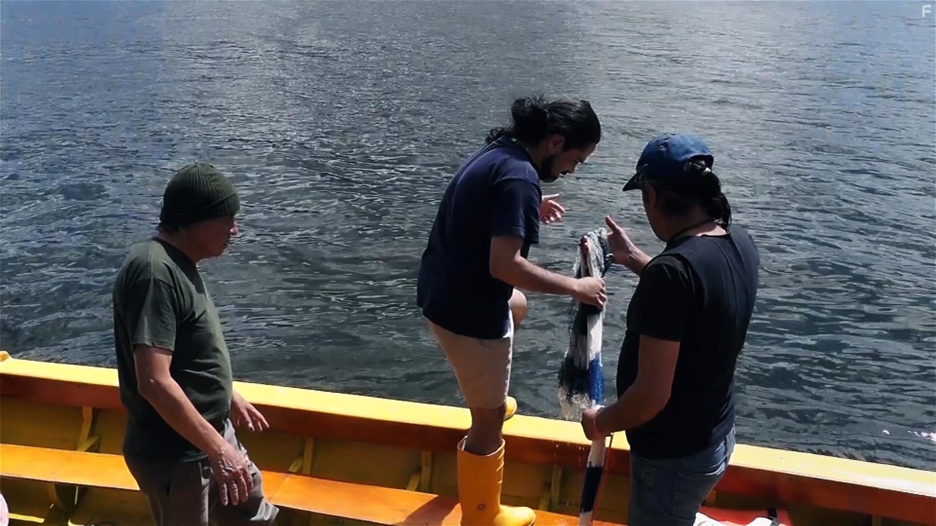 Edisson Cedeo and Vicente Snchez in La Chica del Lago (2021)