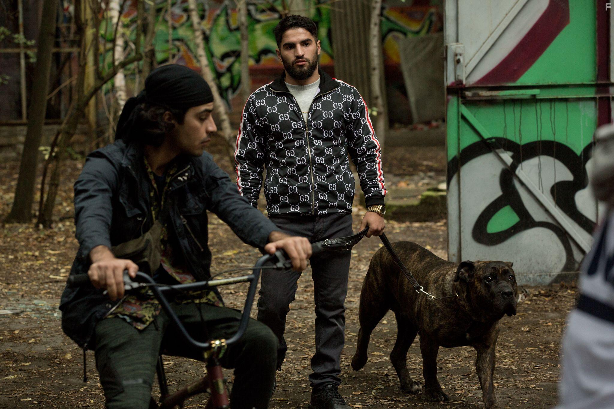 Hassan Kello and Maradona Akkouch in Ein Nasser Hund (2021)