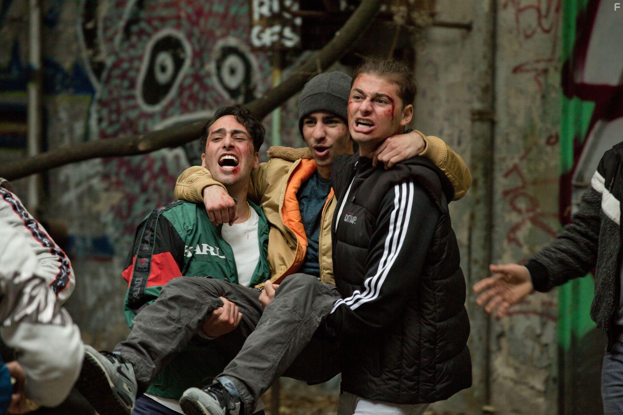 Emircan Yildirim, Samy Abdel Fattah, and Doguhan Kabadayi in Ein Nasser Hund (2021)