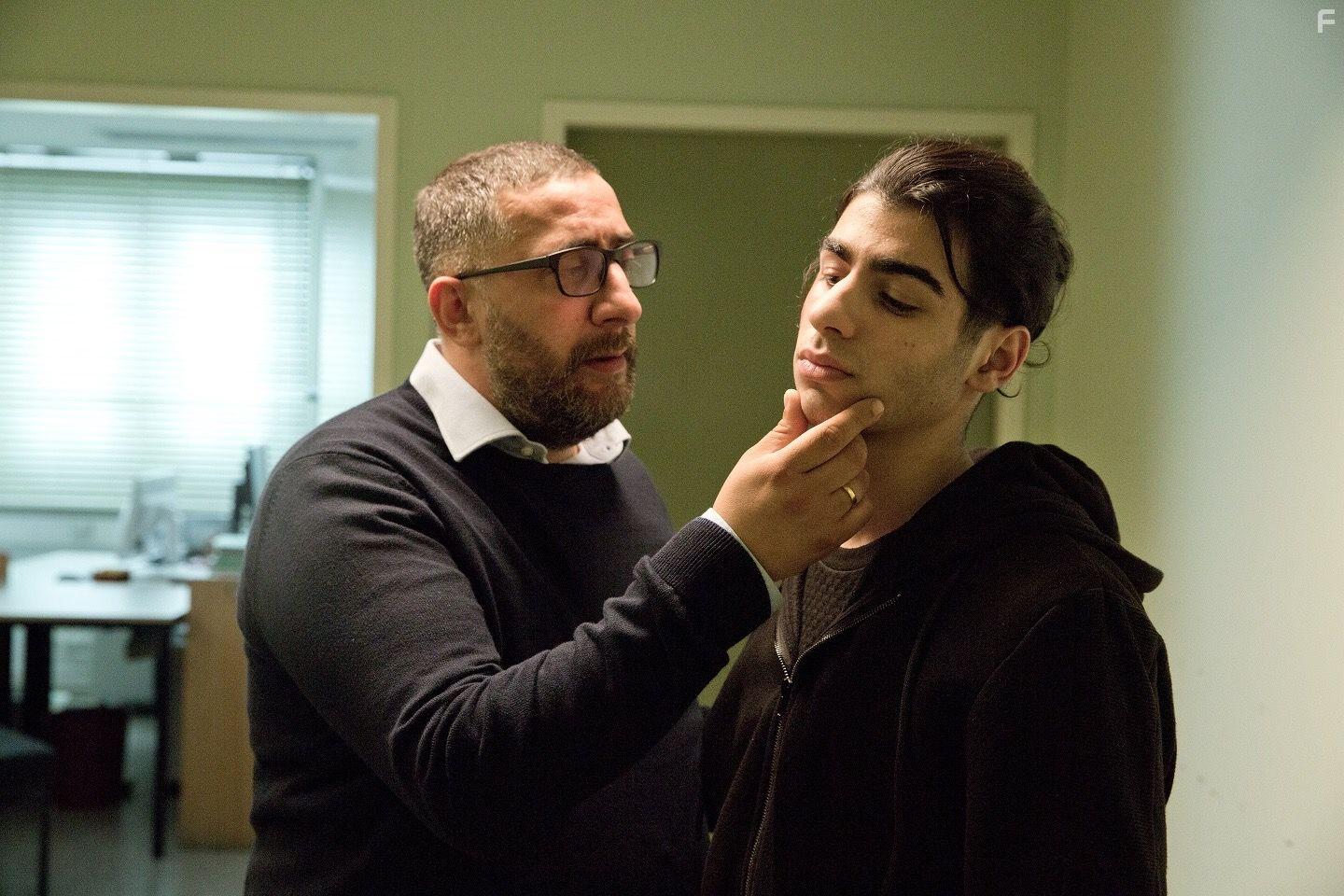 Kida Khodr Ramadan and Doguhan Kabadayi in Ein Nasser Hund (2021)