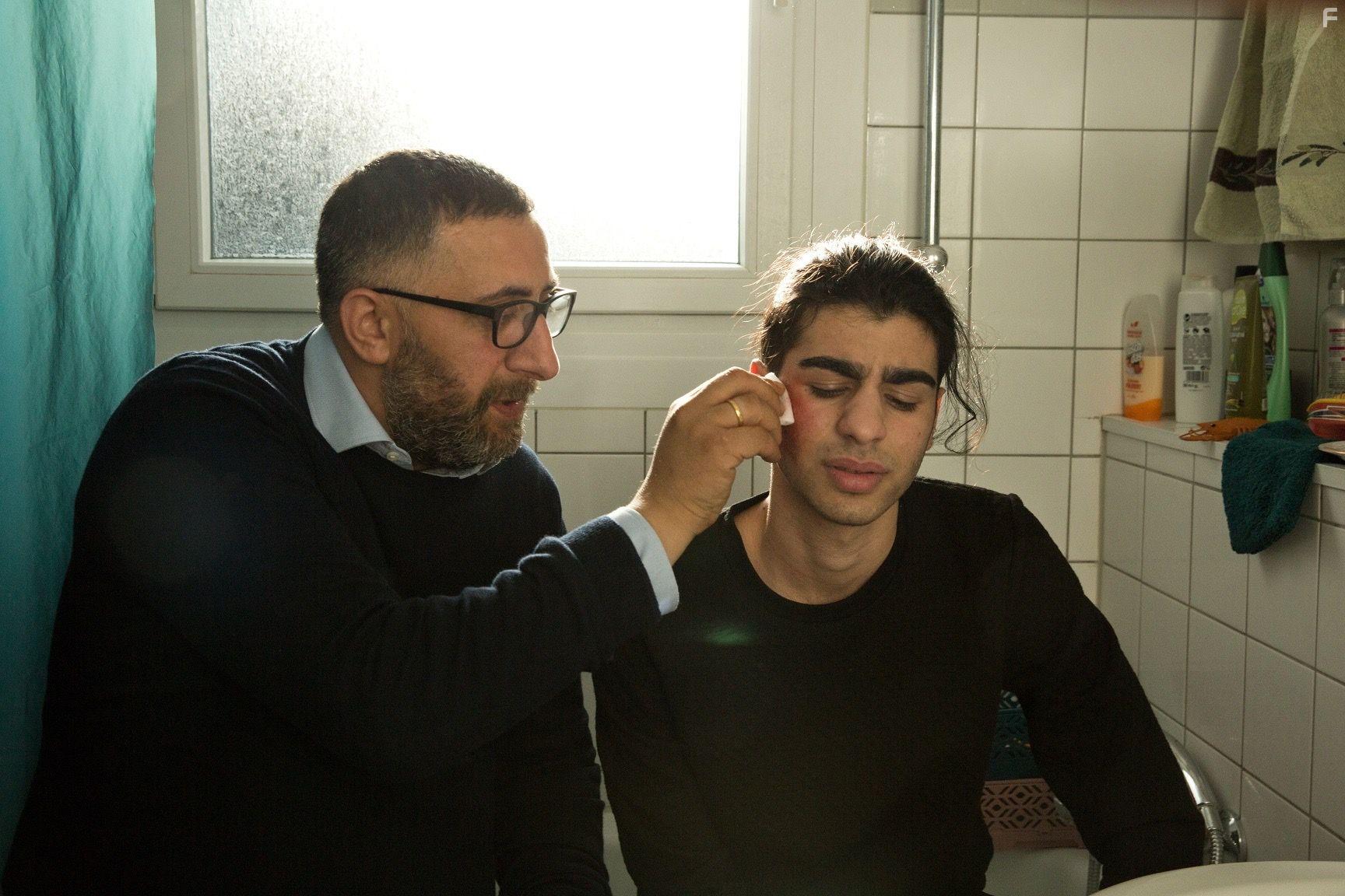 Kida Khodr Ramadan and Doguhan Kabadayi in Ein Nasser Hund (2021)