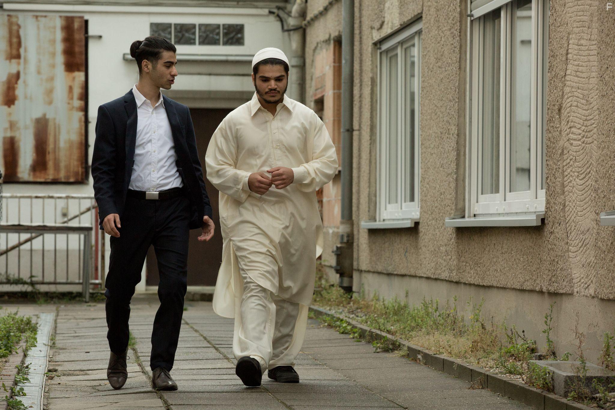 Mohammad Eliraqui and Doguhan Kabadayi in Ein Nasser Hund (2021)