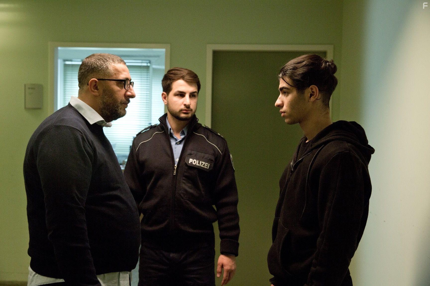 Ali Seyf, Kida Khodr Ramadan, and Doguhan Kabadayi in Ein Nasser Hund (2021)