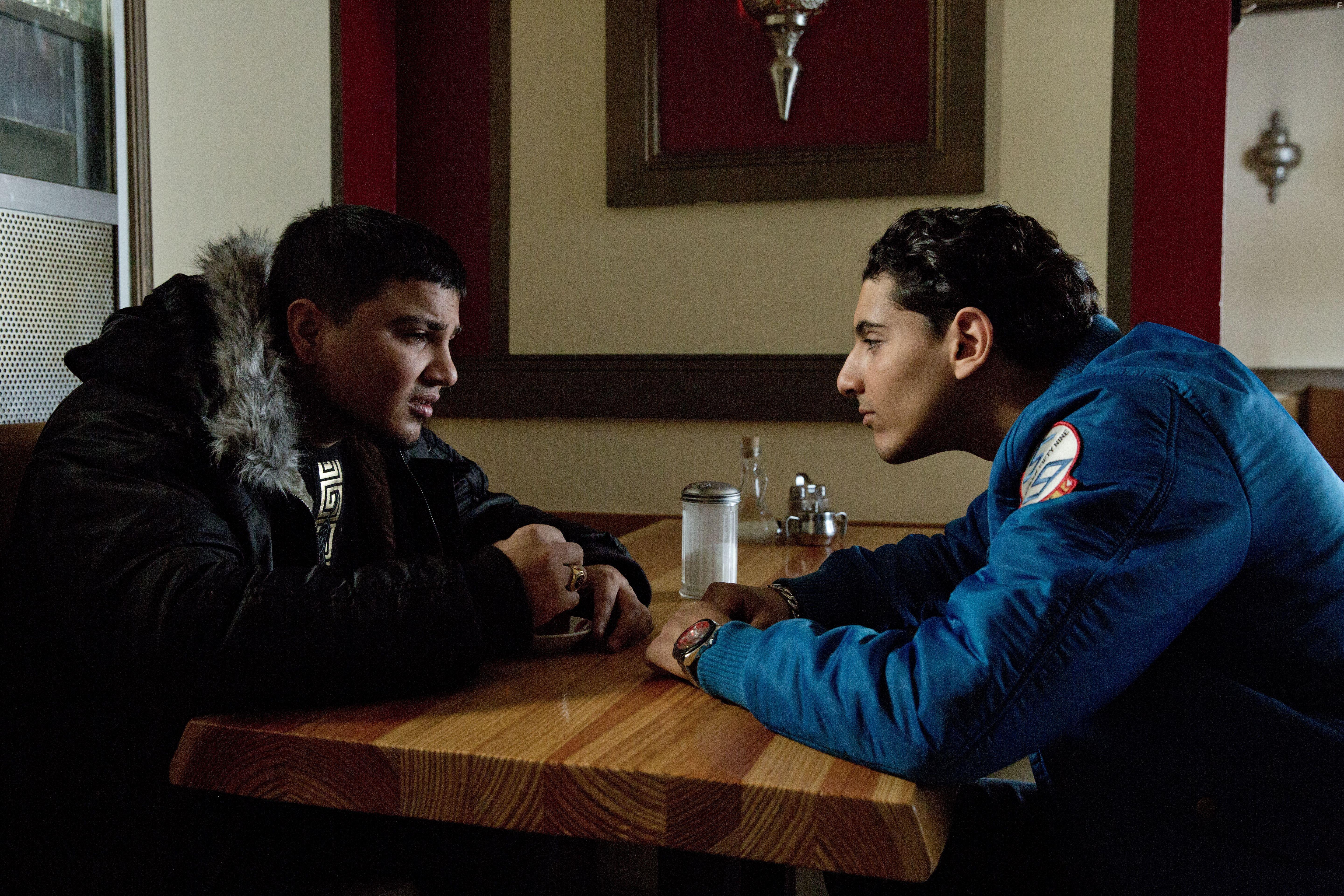 Kida Khodr Ramadan and Doguhan Kabadayi in Ein Nasser Hund (2021)