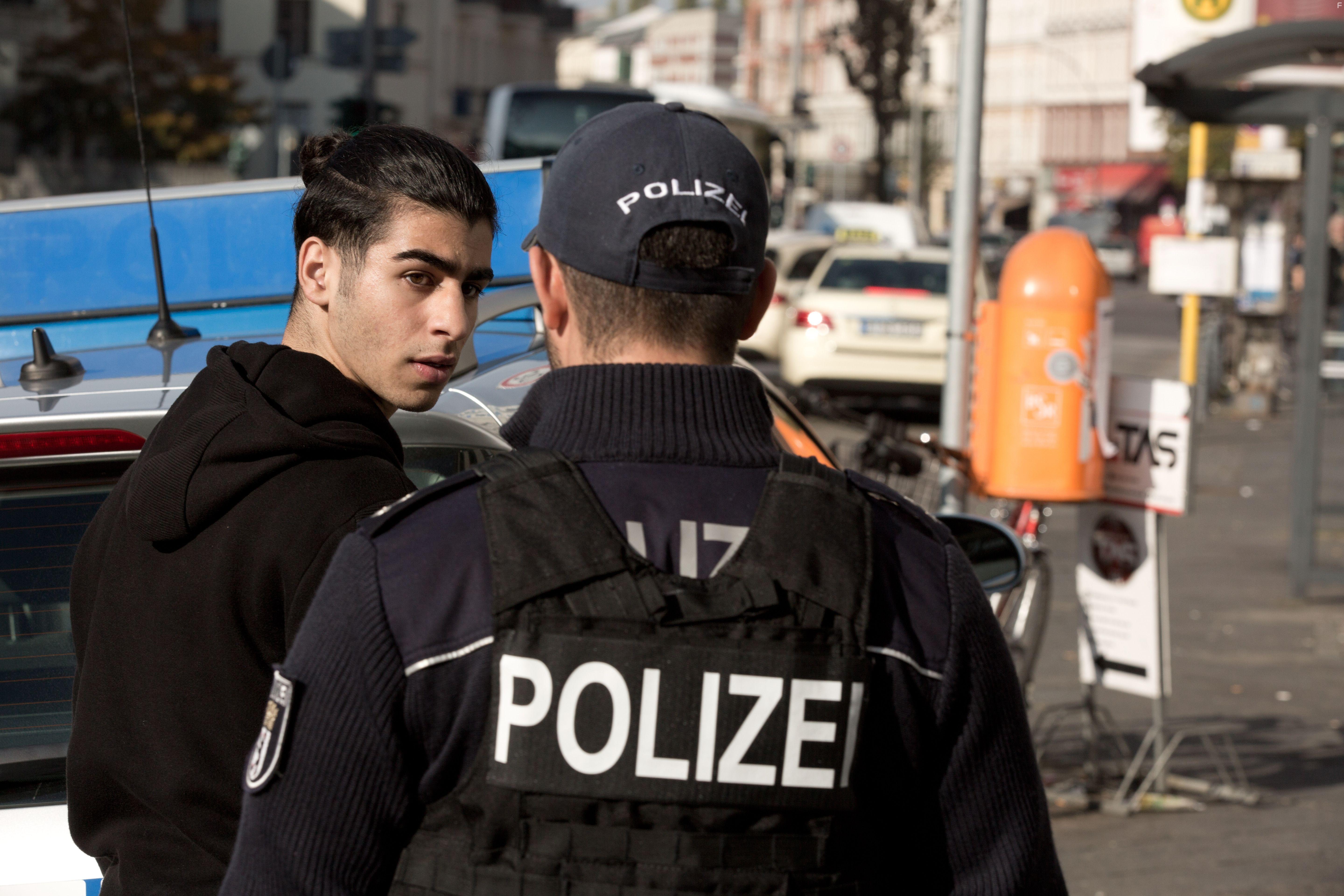 Ali Seyf and Doguhan Kabadayi in Ein Nasser Hund (2021)