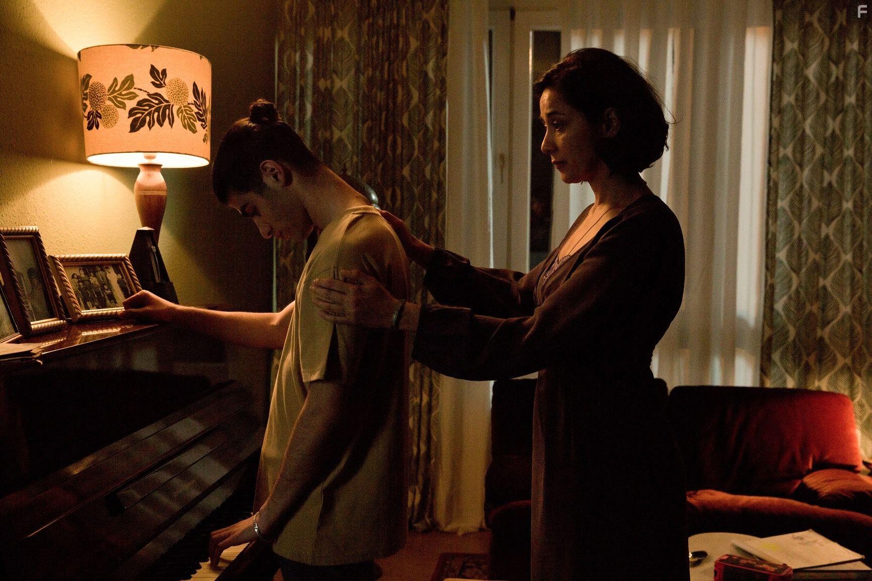 Dorka Gryllus and Doguhan Kabadayi in Ein Nasser Hund (2021)