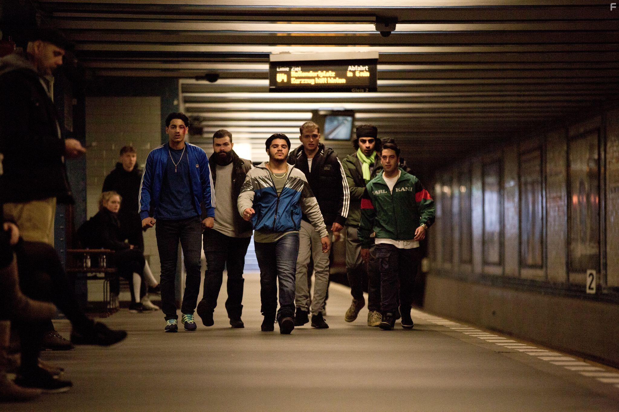 Mohammad Eliraqui, Omar Antabli, Emircan Yildirim, Abdullah Emre ztrk, Samy Abdel Fattah, and Doguhan Kabadayi in Ein Nasser Hund (2021)